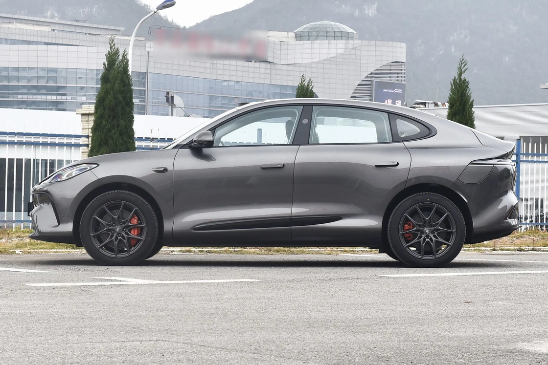 5人座IM 電動車 全車駆動 Zhiji LS6 中型・大型SUV
