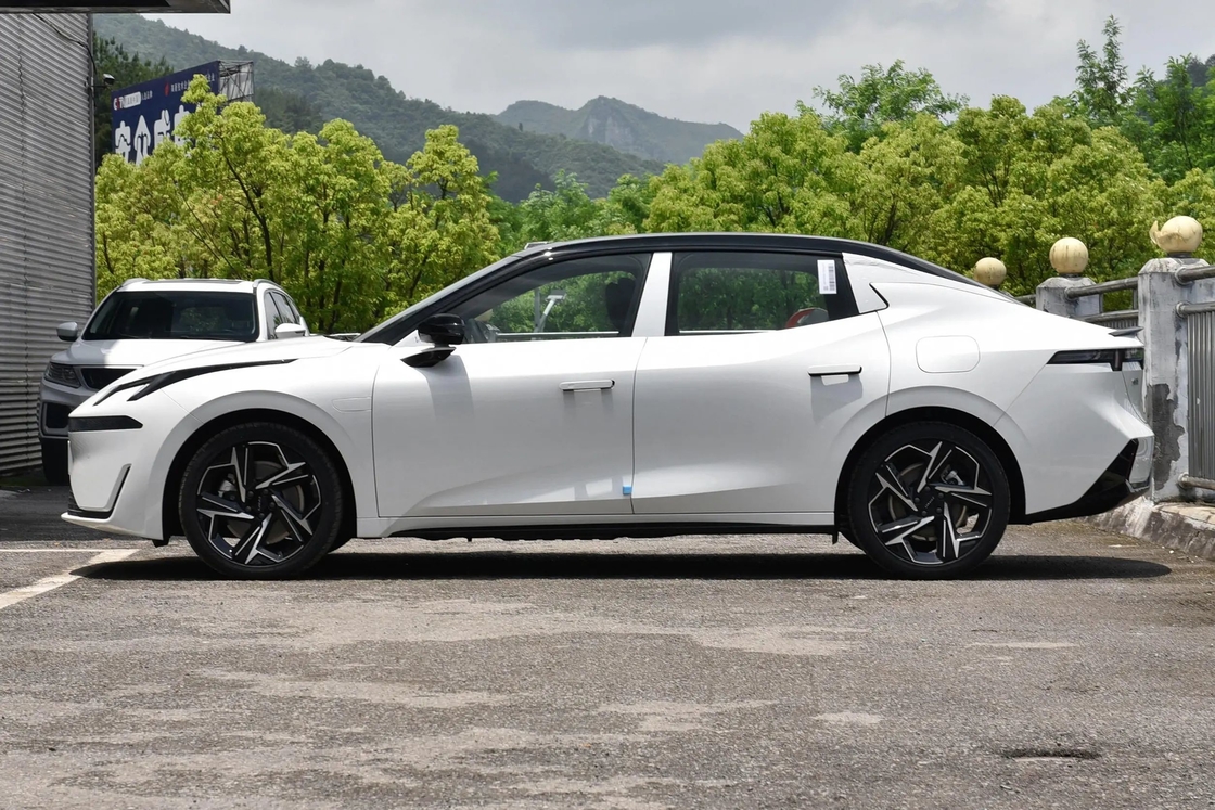 500km Lynk & Co フル電気SUV プラグインハイブリッド 急速充電 0.45時間