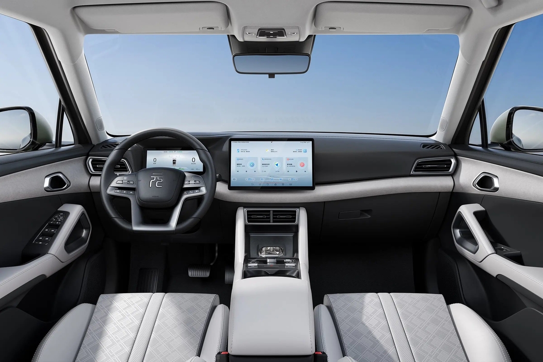 BYD Yuan UP 高性能なプロセッサと高解像度ディスプレイ