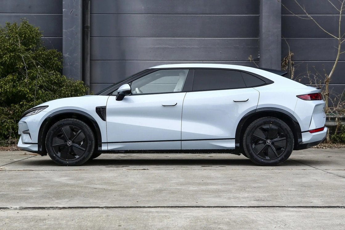 BYDソングL EVチャンピオン 662km ロングレンジ 4WD バイド 電動車 パフォーマンス 広々とした5ドア5シートのSUV 新エネルギー車両