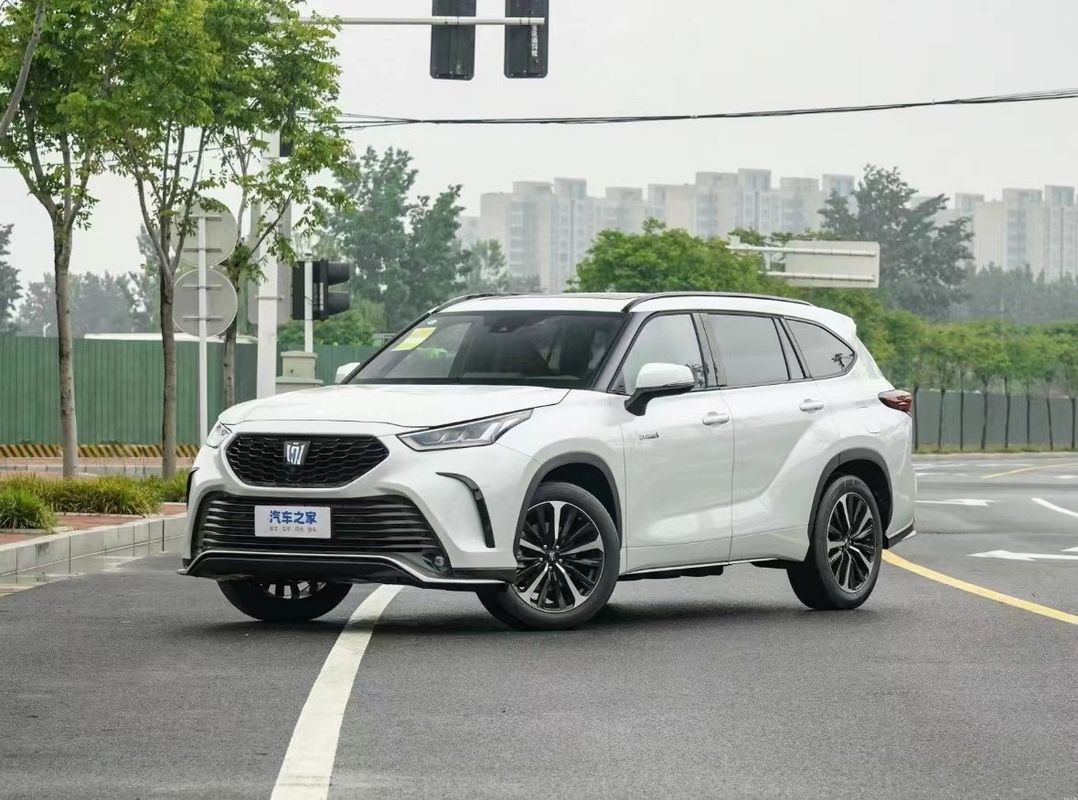 セダン型ハイブリッド トヨタ 電動車 4ドア 5席 トヨタクラウン ランドリリース