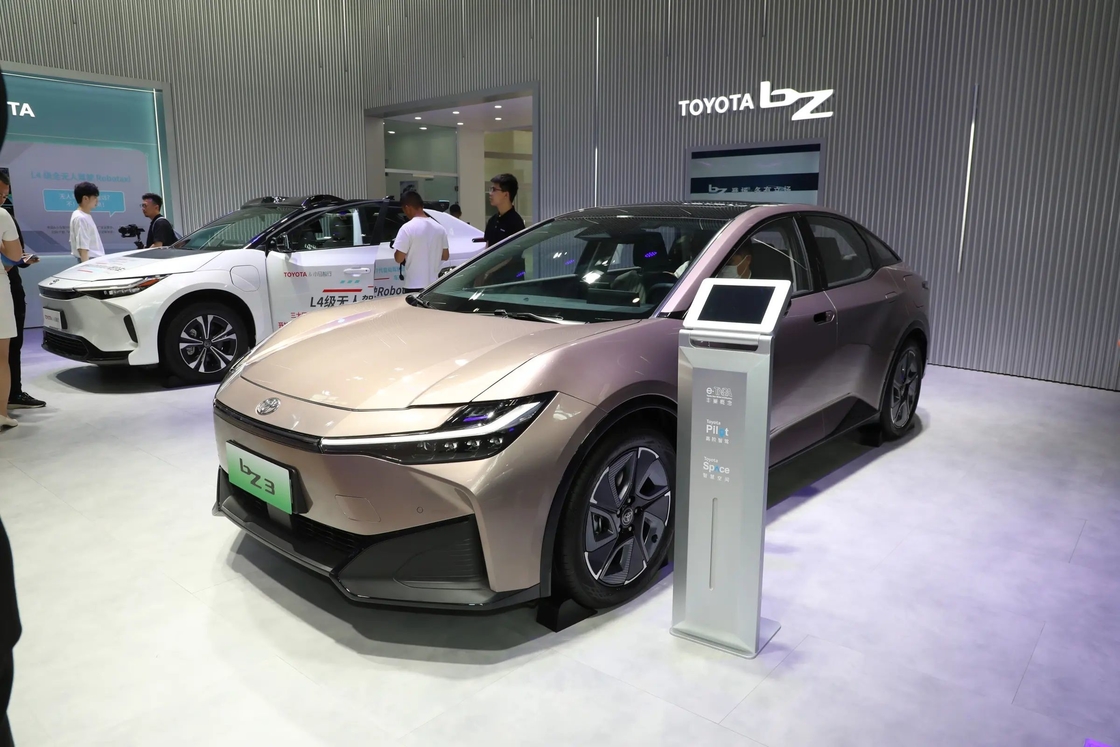 BZ3 トヨタ 電動車 FWD セダンタイプ シグネチャーグリルデザイン