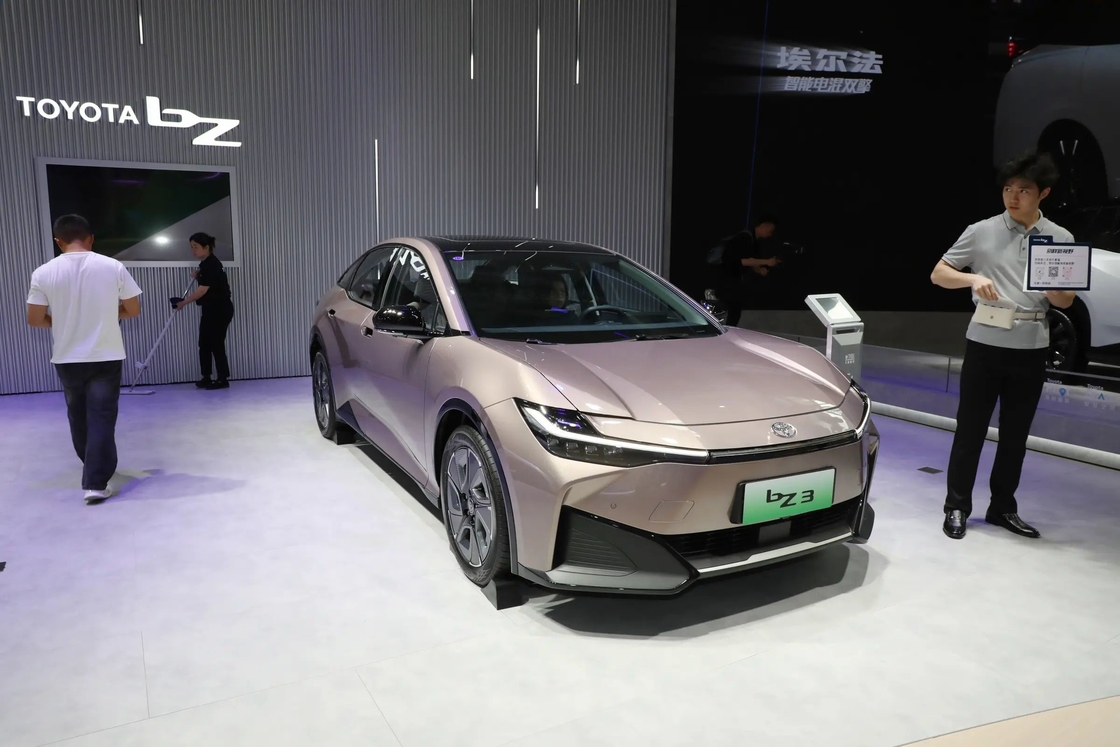 BZ3 トヨタ 電動車 4ドア 5人座セダン シングルスピード 直走