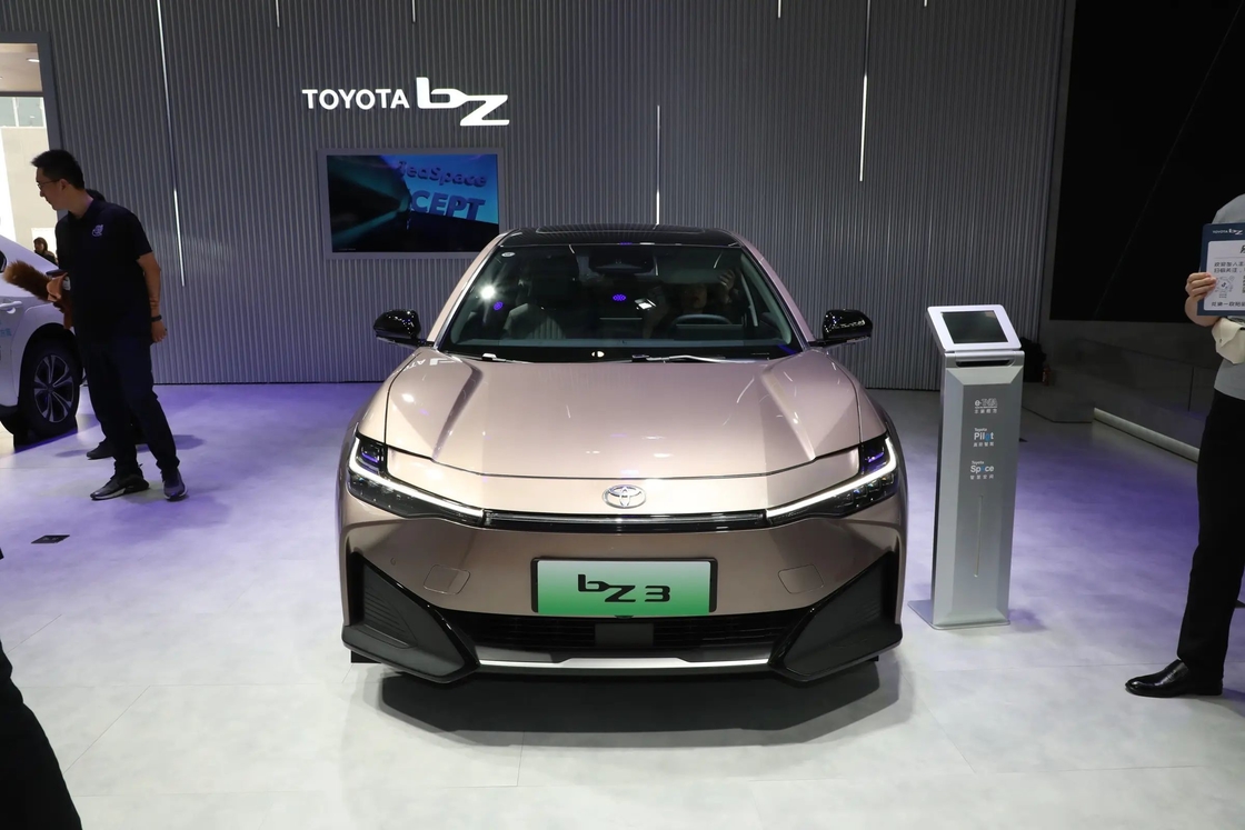 BZ3 トヨタ 電動車 4ドア 5人座セダン シングルスピード 直走