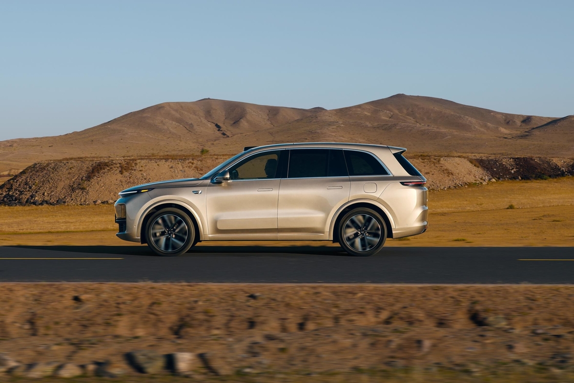 5ドア6人座L8 リシアン電気自動車SUV 800kmの走行距離を持つ左ドライブ